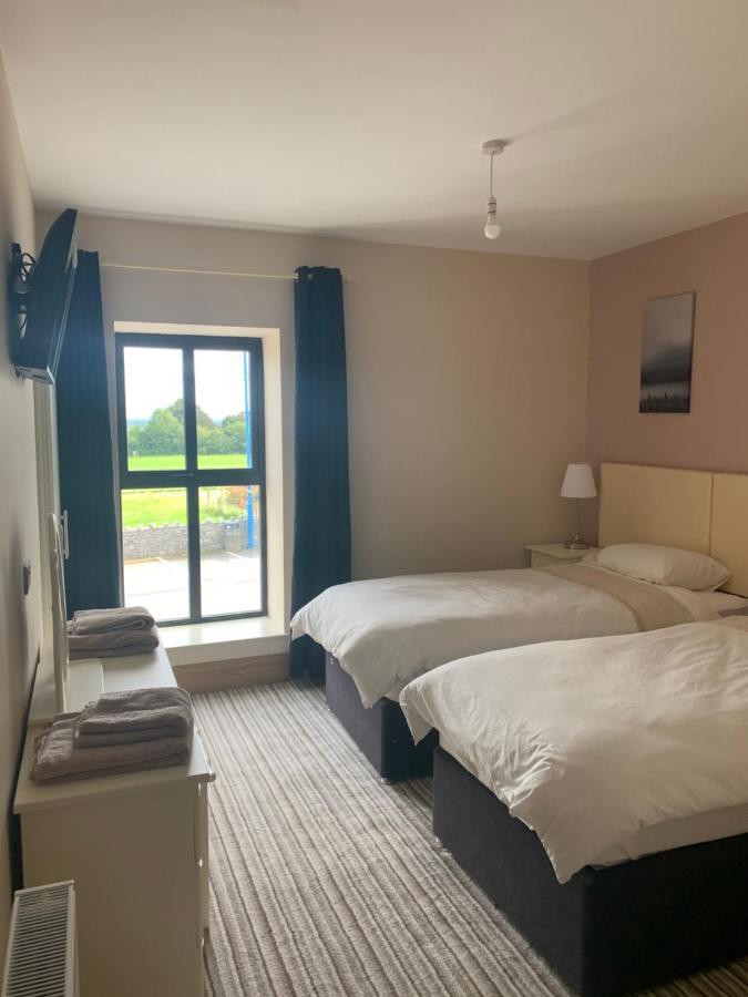The Local Lodge Longford Esterno foto